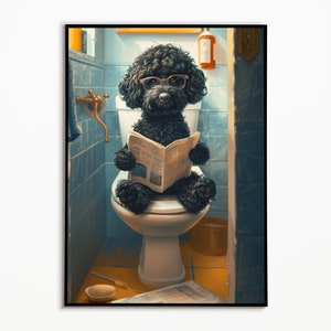 Bernedoodle sitzt auf der Toilette und liest Zeitung, Badezimmer Bilder, Badezimmer Deko, Bernedoodle Geschenkideen, Funny Dog Picture
