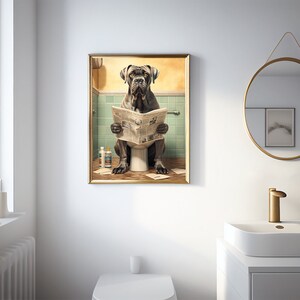 Puede incluir: Una ilustraci&oacute;n enmarcada de un perro grande de color gris sentado en un inodoro blanco en un ba&ntilde;o, leyendo un peri&oacute;dico. El ba&ntilde;o tiene paredes de azulejos verdes y un suelo amarillo.