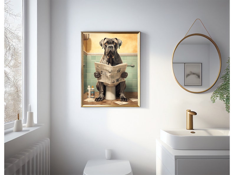 Puede incluir: Una ilustraci&oacute;n enmarcada de un perro grande de color gris sentado en un inodoro blanco en un ba&ntilde;o, leyendo un peri&oacute;dico. El ba&ntilde;o tiene paredes de azulejos verdes y un suelo amarillo.