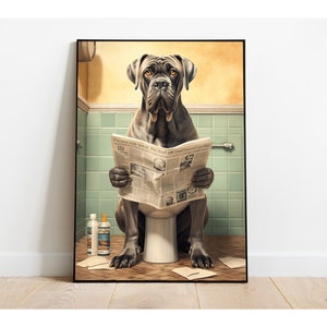 Puede incluir: Un perro grande de color gris est&aacute; sentado en un inodoro blanco en un ba&ntilde;o, leyendo un peri&oacute;dico. El ba&ntilde;o tiene paredes de azulejos verdes y una pared amarilla detr&aacute;s del perro.