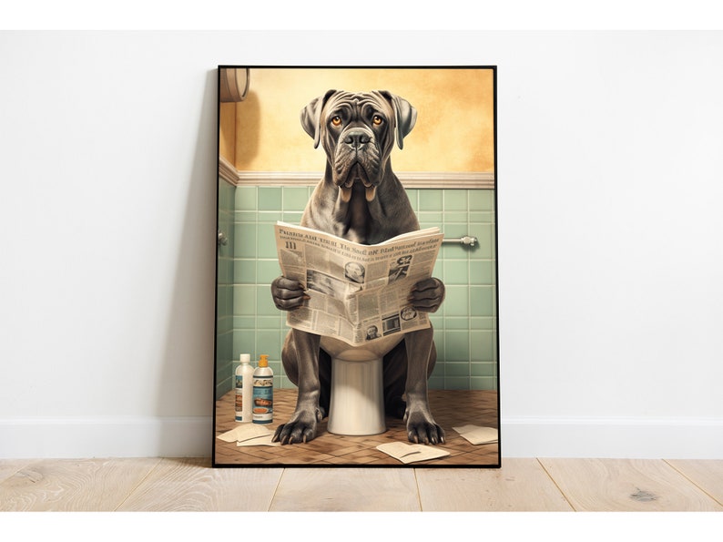 Puede incluir: Un perro grande de color gris est&aacute; sentado en un inodoro blanco en un ba&ntilde;o, leyendo un peri&oacute;dico. El ba&ntilde;o tiene paredes de azulejos verdes y una pared amarilla detr&aacute;s del perro.
