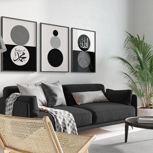 Peut inclure: Trois impressions encadr&eacute;es en noir et blanc avec des formes g&eacute;om&eacute;triques et de la calligraphie arabe. Les impressions sont accroch&eacute;es &agrave; un mur blanc au-dessus d'un canap&eacute; noir.