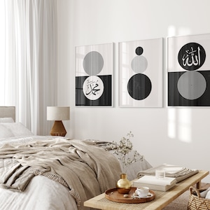 Peut inclure: Trois impressions encadr&eacute;es en noir et blanc avec des formes g&eacute;om&eacute;triques et de la calligraphie arabe. Les impressions sont accroch&eacute;es &agrave; un mur blanc dans une chambre &agrave; coucher.
