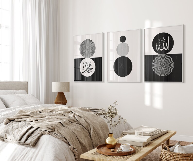Peut inclure: Trois impressions encadr&eacute;es en noir et blanc avec des formes g&eacute;om&eacute;triques et de la calligraphie arabe. Les impressions sont accroch&eacute;es &agrave; un mur blanc dans une chambre &agrave; coucher.
