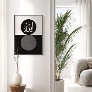 Peut inclure: Impression d'art minimaliste noir et blanc repr&eacute;sentant le mot arabe &laquo;&nbsp;Allah&nbsp;&raquo; dans un cercle, avec un motif de cercle concentrique en dessous.