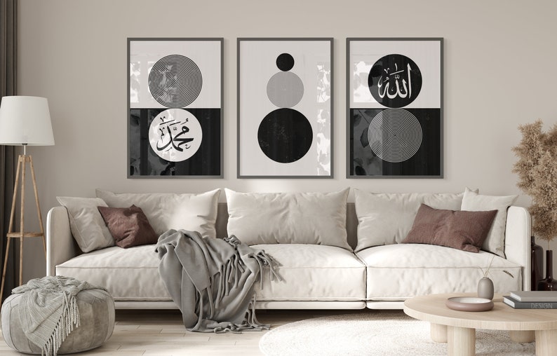 Peut inclure: Trois impressions encadr&eacute;es en noir et blanc avec des formes g&eacute;om&eacute;triques et de la calligraphie arabe. Les impressions sont accroch&eacute;es &agrave; un mur blanc au-dessus d'un canap&eacute; blanc avec des coussins de couleur marron.
