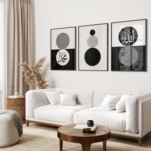 Peut inclure: Trois impressions encadr&eacute;es en noir et blanc avec des formes g&eacute;om&eacute;triques et de la calligraphie arabe. Les impressions sont accroch&eacute;es &agrave; un mur blanc au-dessus d'un canap&eacute; blanc.
