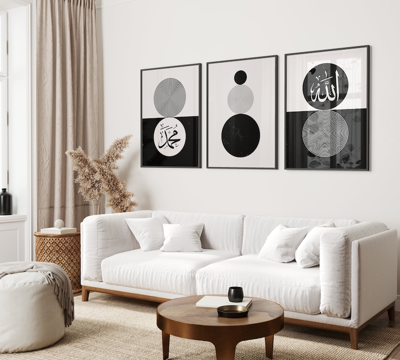 Peut inclure: Trois impressions encadr&eacute;es en noir et blanc avec des formes g&eacute;om&eacute;triques et de la calligraphie arabe. Les impressions sont accroch&eacute;es &agrave; un mur blanc au-dessus d'un canap&eacute; blanc.