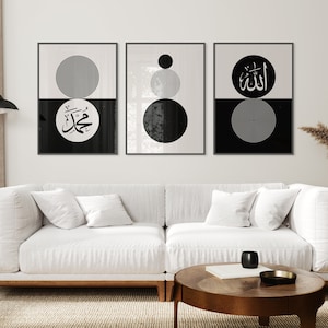 Peut inclure: Trois impressions encadr&eacute;es en noir et blanc avec des formes g&eacute;om&eacute;triques et de la calligraphie arabe. Les impressions sont accroch&eacute;es &agrave; un mur blanc au-dessus d'un canap&eacute; blanc.