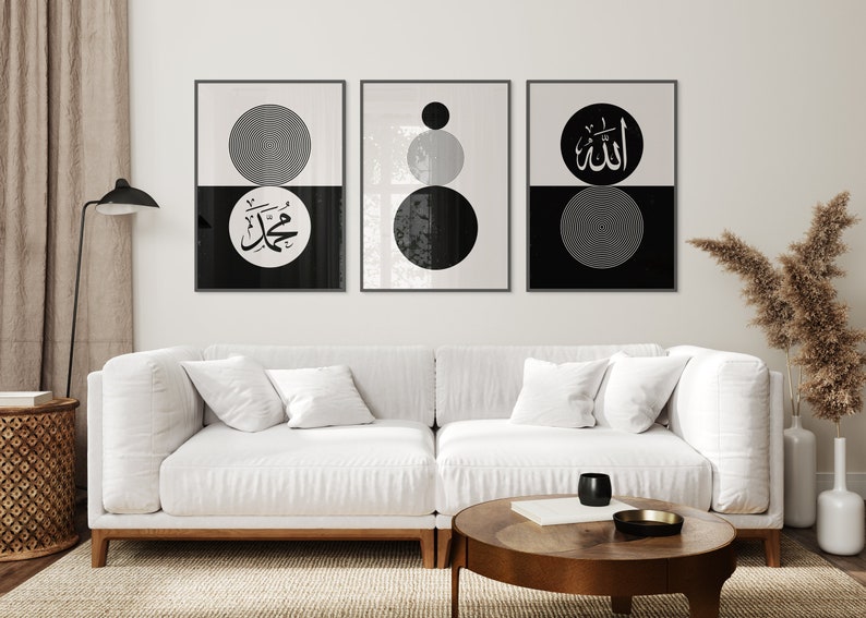 Peut inclure: Trois impressions encadr&eacute;es en noir et blanc avec des formes g&eacute;om&eacute;triques et de la calligraphie arabe. Les impressions sont accroch&eacute;es &agrave; un mur blanc au-dessus d'un canap&eacute; blanc.