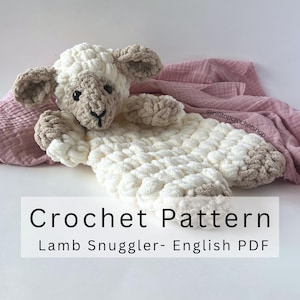 Könnte beinhalten: Gehäkeltes Lamm-Kuscheltier in Creme und Beige. Das Lamm hat einen strukturierten Körper, Schlappohren und ein süßes Gesicht. Der Text "Crochet Pattern Lamb Snuggler- English PDF" ist auf dem Bild zu sehen.
