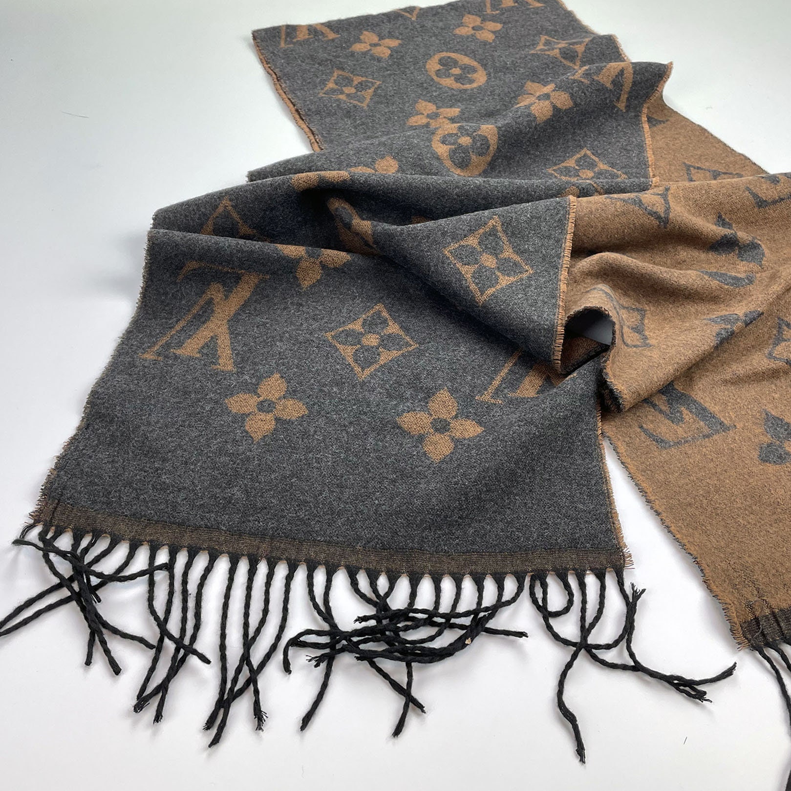 Lоuis Vuittоn Brown Scarf With Gray LV Interlocking 