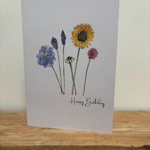 Una tarjeta de cumpleaños con flores de julio diseñada para ella.