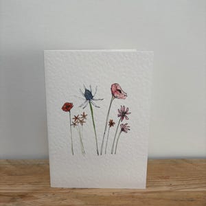 Una tarjeta de felicitación con flores de junio diseñada por ella, adecuada para un cumpleaños de junio o cualquier ocasión.