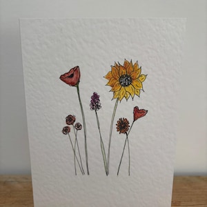 Una tarjeta de felicitación con flores de agosto diseñada por ella, adecuada para un cumpleaños de agosto o cualquier ocasión.