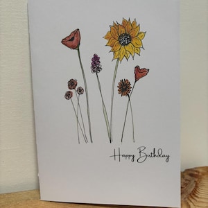 Una tarjeta de cumpleaños con flores de agosto diseñada para ella.