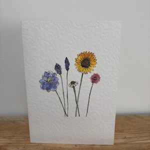 Una tarjeta de felicitación con flores de julio diseñada por ella, adecuada para un cumpleaños de julio o cualquier ocasión.