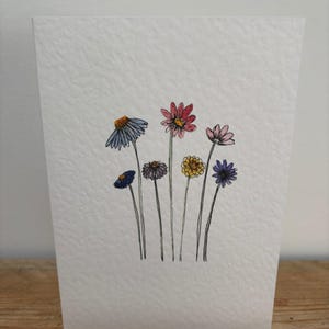 Una tarjeta de felicitación con flores de septiembre diseñada por ella, adecuada para un cumpleaños de septiembre o cualquier ocasión.