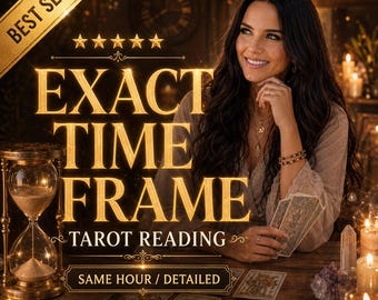 Może przedstawiać: Zdjęcie przedstawia uśmiechniętą kobietę trzymającą karty tarota z napisem "EXACT TIME FRAME TAROT READING". Widoczna jest również klepsydra i zapalone świece. Na złotym banerze widnieje napis "BEST SELLER".