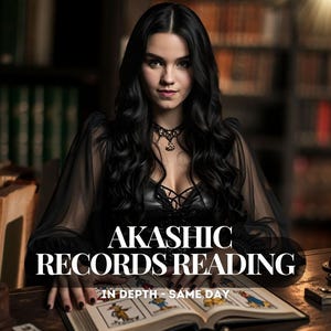 Puede incluir: Una mujer con largo cabello negro y vestimenta negra está sentada en una mesa, con un libro abierto frente a ella. El texto "AKASHIC RECORDS READING" se muestra encima del libro, con "IN DEPTH - SAME DAY" debajo. El fondo incluye estanterías.