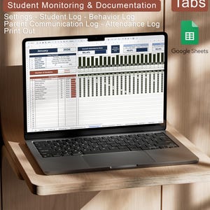 Puede incluir: Un portátil que muestra una hoja de cálculo de seguimiento y documentación de estudiantes, con el texto "CLASSORA" en la parte superior. La pantalla muestra registros de datos y registros de asistencia. El portátil está sobre una superficie de madera, con el texto "6 pestañas" y "Google Sheets" visibles.