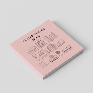 Könnte beinhalten: Ein quadratisches Buch mit hellrosa Einband und schwarzen Strichzeichnungen von Bücherstapeln, einer Topfpflanze und einem Stiftehalter. Der Text auf dem Einband lautet The Ink Tracing Book, Chpyra Edition, in einer einfachen schwarzen Serifenschrift.
