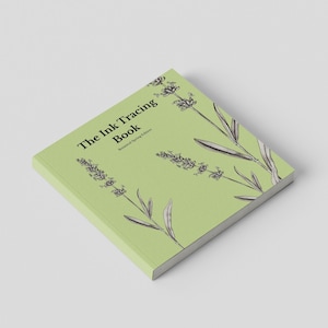 Può includere: Un libro quadrato con copertina flessibile di colore verde chiaro, decorato con illustrazioni a inchiostro nero di rametti di lavanda. Il titolo The Ink Tracing Book e il sottotitolo Botanical Spring Edition sono stampati in carattere serif nero.