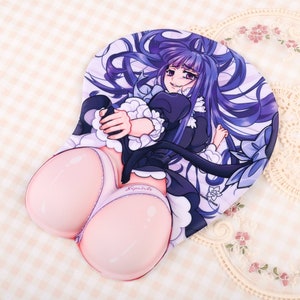 Könnte beinhalten: Ein Mauspad mit einer Anime-Illustration einer Figur mit langem violettem Haar, die ein dunkles Kleid mit weißen Rüschen trägt. Der untere Teil des Pads enthält zwei erhöhte, abgerundete, hautfarbene Gel-Handballenauflagen.