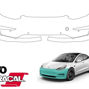 Könnte beinhalten: Ein weißer Tesla Model 3 mit einer türkisfarbenen Frontstoßfänger-Folie. Das Bild zeigt auch eine Vorlage für die Folie, die den Umriss des vorderen Stoßfängers darstellt.