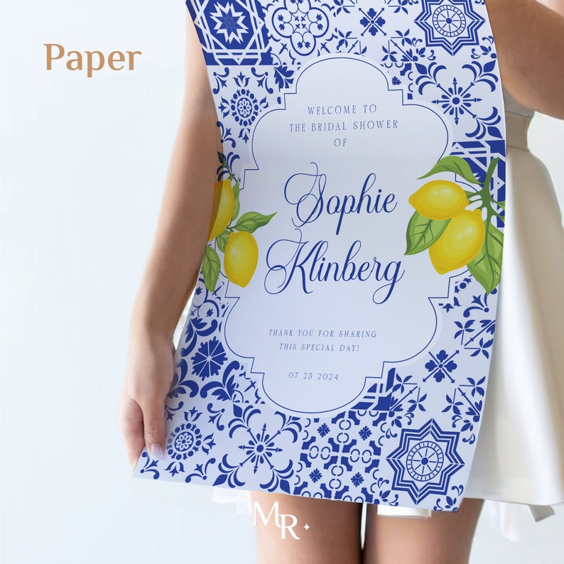 Puede incluir: Una invitaci&oacute;n de despedida de soltera blanca con azulejos de patrones azules y blancos, limones y el texto "Bienvenido a la despedida de soltera de Sophie Klinberg. &iexcl;Gracias por compartir este d&iacute;a especial! 07 23 2024."