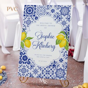 Puede incluir: Un cartel de despedida de soltera blanco con azulejos de patrones azules y blancos. El cartel dice "Bienvenido a la despedida de soltera de Sophie Klinberg" y "&iexcl;Gracias por compartir este d&iacute;a especial! 07 23 2024".