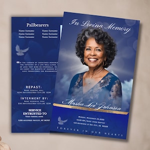Pode incluir: Um cartão de memória azul com uma foto de uma mulher sorrindo e a frase "In Loving Memory". O cartão inclui o nome "Masha Lee Johnson" e detalhes do serviço em texto branco. Um gráfico de pomba também está presente.