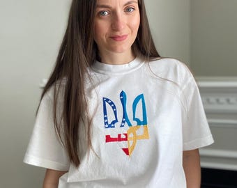 T-shirt bestickt mit Dreizack ukraine usa. patritoc design, nationalsymbol, ukrainisch shop, verkauf, tasche, made in ukraine, vyshyvanka, support ua