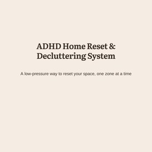Pode incluir: Um documento bege com o texto em castanho escuro ADHD Home Reset & Decluttering System, seguido pelo subtítulo A low-pressure way to reset your space, one zone at a time, com o URL templatenido.etsy.com impresso na parte inferior.