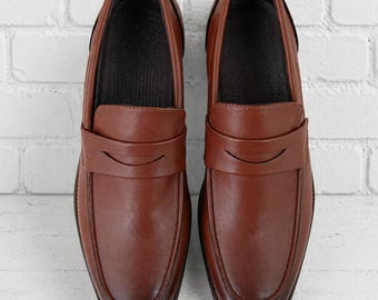 Mocasines de piel marrón para hombre, cómodos y sin cordones, ideales para el día a día en la oficina.