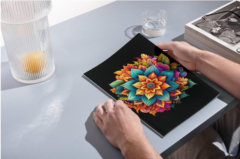 Puede incluir: Un dise&ntilde;o de mandala colorido con una gran flor naranja brillante en el centro rodeada de p&eacute;talos azules, verdes y morados. El dise&ntilde;o est&aacute; sobre un fondo negro.