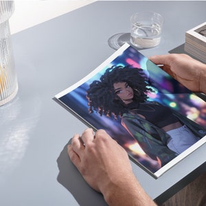 Puede incluir: Una revista con una ilustraci&oacute;n colorida de una mujer con el pelo rizado. La mujer lleva una chaqueta verde, un top negro y pantalones blancos. El fondo es una escena de ciudad borrosa con luces.