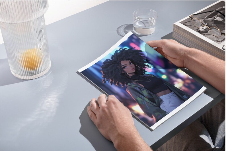 Puede incluir: Una revista con una ilustraci&oacute;n colorida de una mujer con el pelo rizado. La mujer lleva una chaqueta verde, un top negro y pantalones blancos. El fondo es una escena de ciudad borrosa con luces.