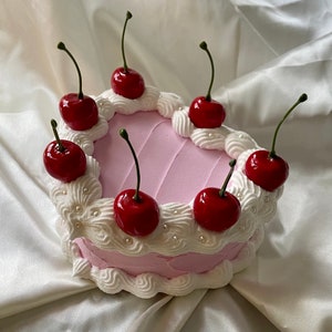 Pudełko na biżuterię w kształcie wiśniowego ciasta z opcjonalnymi perłami „Sprinkles” – „The Audrey”
