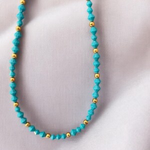 Collar de cuentas turquesas con detalles dorados / Joyería minimalista de verano / Collar bohemio de cuentas hecho a mano para mujer