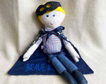 Muñeca de trapo de superhéroe hecha a mano: tela de algodón, capa y máscara extraíbles.