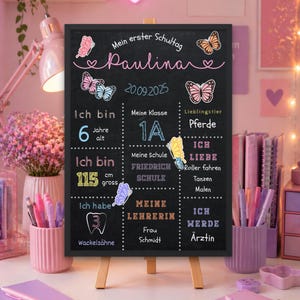 Puede incluir: Un letrero estilo pizarra con el texto "Mein erster Schultag Paulina" y la fecha 20.09.2025. Incluye información sobre la edad del niño, su altura (115 cm), clase, escuela, maestra y cosas favoritas. El letrero está decorado con ilustraciones de mariposas.