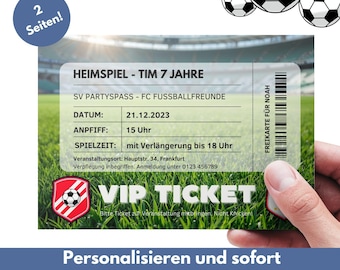 Puede incluir: Un boleto VIP para un partido de fútbol con el texto "HEIMSPIEL - TIM 7 JAHRE" y "VIP TICKET". El boleto incluye la fecha, hora y lugar del partido. Balones de fútbol en el fondo.