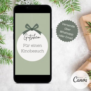 Pu&ograve; includere: Uno schermo di telefono digitale che mostra un buono regalo di Natale verde e bianco per un biglietto del cinema. Il testo sul buono regalo dice "Gutschein f&uuml;r einen Kinobesuch" e "Versende &uuml;ber Whatsapp oder Email".