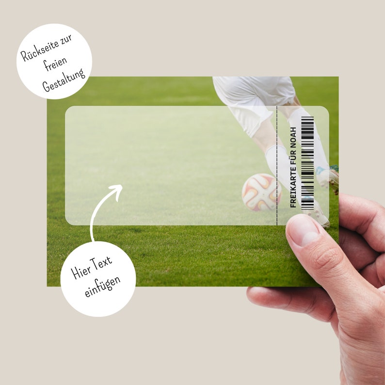 Puede incluir: Un boleto de f&uacute;tbol verde y blanco con el texto "FREIKARTE F&Uuml;R NOAH" impreso en &eacute;l. El boleto se sostiene en una mano contra un fondo de hierba verde con un jugador de f&uacute;tbol en el fondo.