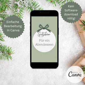 Pu&ograve; includere: Un buono regalo digitale verde e bianco per una cena. Il buono regalo &egrave; visualizzato sullo schermo di uno smartphone con uno sfondo verde e un cerchio bianco con il testo "Gutschein F&uuml;r ein Abendessen". Il testo "Kein Software-download n&ouml;tig!" &egrave; in un cerchio bianco con un bordo verde. Il testo "Einfache Bearbeitung in Canva" &egrave; in un cerchio bianco con un bordo verde. Il testo "MADE IN Canva" &egrave; in un cerchio bianco con un bordo verde.