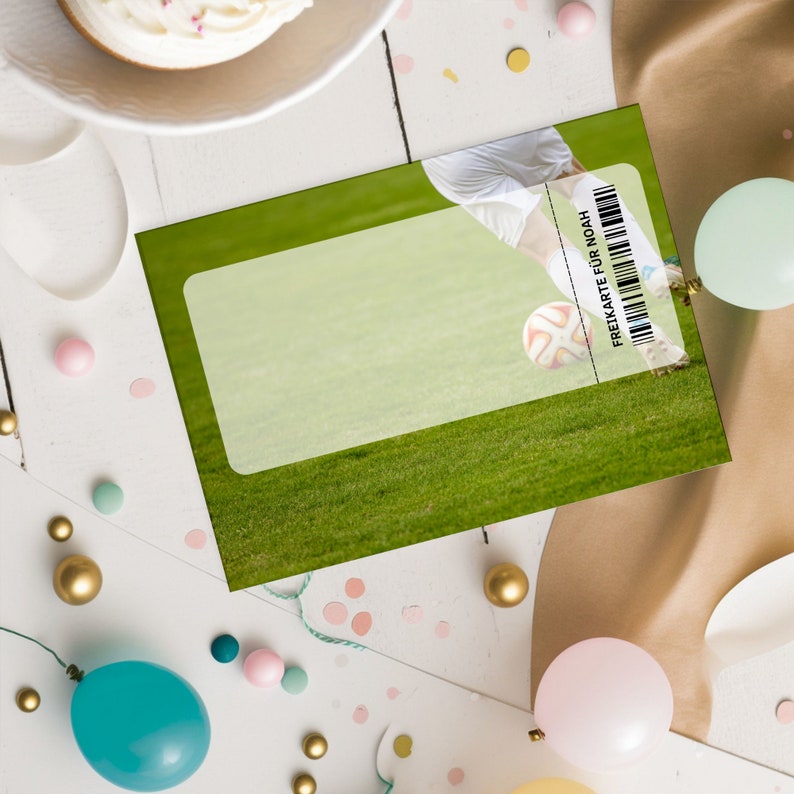 Puede incluir: Un ticket verde y blanco con el texto "FREIKARTE F&Uuml;R NOAH" impreso en &eacute;l. El ticket est&aacute; sobre una superficie blanca con confeti y un bal&oacute;n de f&uacute;tbol verde y blanco.