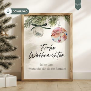 Könnte beinhalten: Eine druckbare Weihnachtskarte mit einem grünen Aquarell-Kiefernzweig, einem durchsichtigen Glasornament und einem Weihnachtsornament gefüllt mit Euro-Scheinen. Die Karte lautet "Frohe Weihnachten" und "liebe Lisa wünscht dir deine Familie".