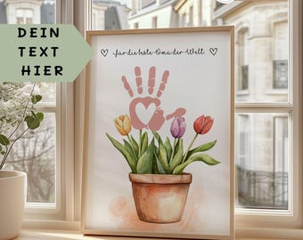 Könnte beinhalten: Ein Aquarellbild eines Handabdrucks mit einem Herzen in der Mitte, umgeben von Tulpen in einem Topf. Der Text "für die beste Oma der Welt" steht über dem Handabdruck.