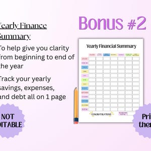 Puede incluir: Un rastreador de resumen financiero anual con una cuadr&iacute;cula para ingresos, gastos y deudas mensuales. Incluye el texto Bonus #2, Yearly Finance Summary y Congratulations. Un l&aacute;piz amarillo est&aacute; colocado junto al documento.